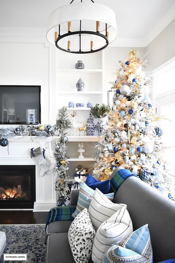 Decorazioni natalizie blu e argento e tessili con motivi scozzesi 