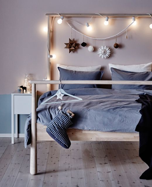 Una camera da letto con decorazioni natalizie