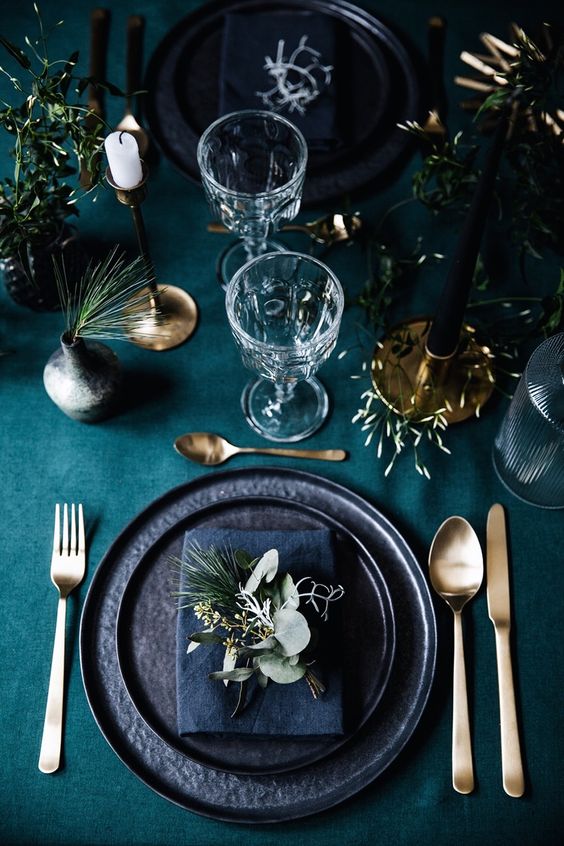 Table setting di Natale sui toni del blu,verde e oro