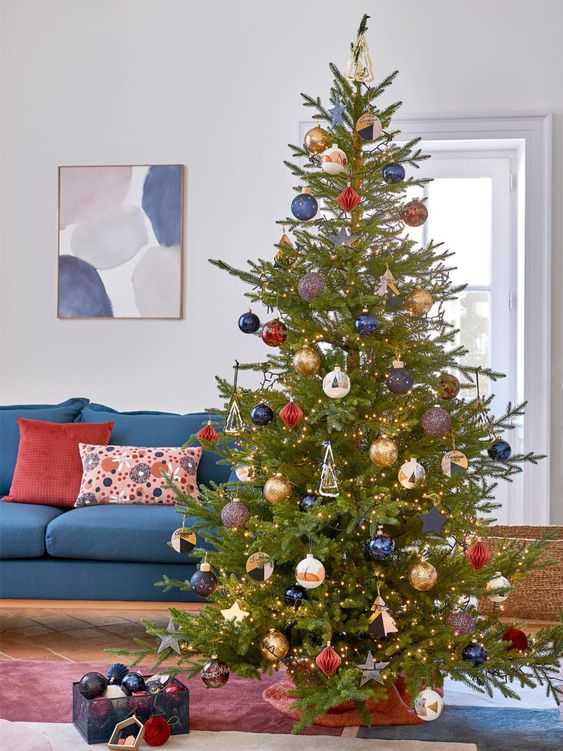 Albero di Natale con decorazioni blu e rosa