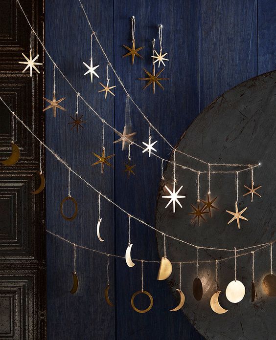 Ghirlande natalizie con stelle dorate ed il ciclo della luna