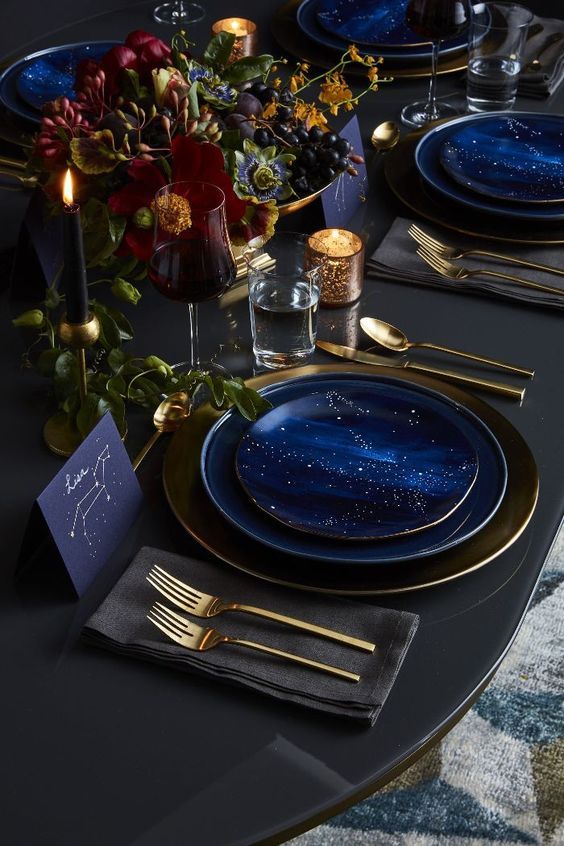 Un table setting per le feste sui toni del blu e dell'oro