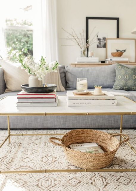 Coffe table decorato con libri