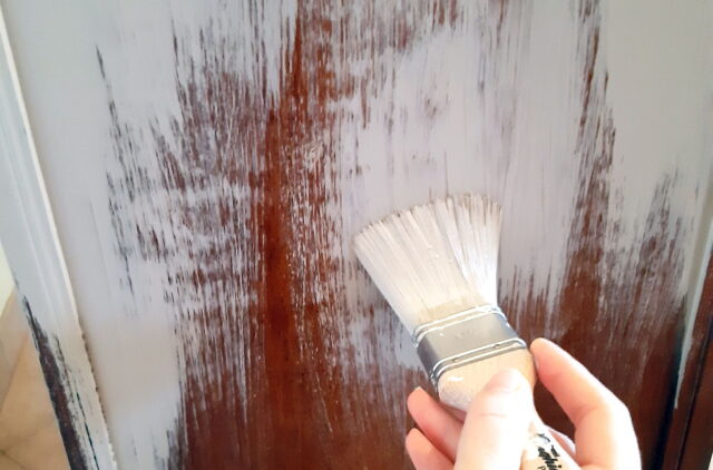 Stesura della prima mano di pittura tipo chalk
