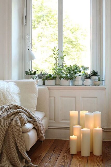 Luce naturale e candele per la casa hygge d'estate