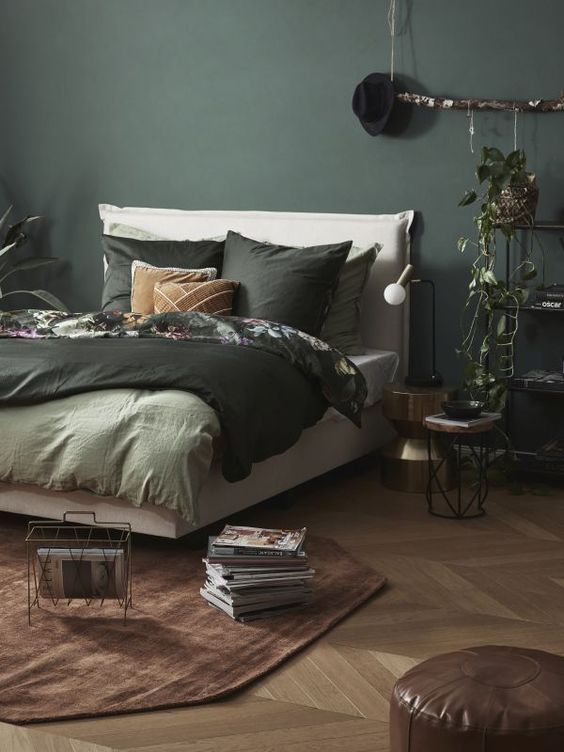 Camera da letto autunnale con tocchi botanical
