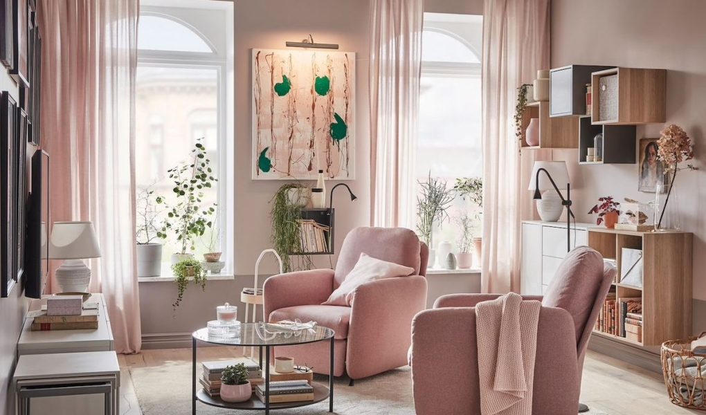 Un soggiorno elegante e ordinato grazie al decluttering