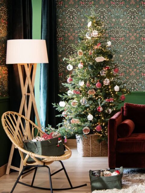 Albero di Natale rosso e verde con tocchi vintage