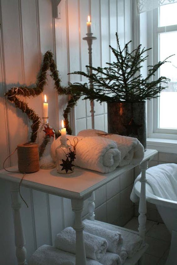 Candele e decorazioni natalizie per il bagno
