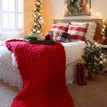 Decorazione natalizia in rosso, bianco e verde per la camera da letto in stile farmhouse | Ph. Hikendip