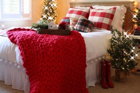Decorazione natalizia in rosso, bianco e verde per la camera da letto in stile farmhouse | Ph. Hikendip