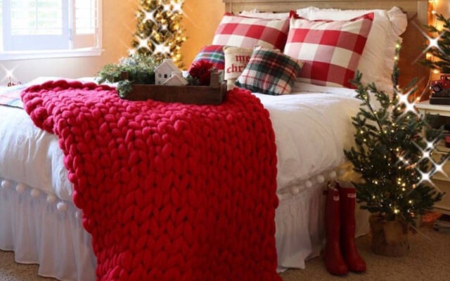 Decorazione natalizia in rosso, bianco e verde per la camera da letto in stile farmhouse | Ph. Hikendip
