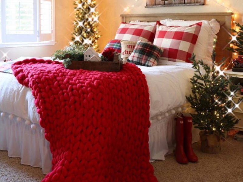 Decorazione natalizia in rosso, bianco e verde per la camera da letto in stile farmhouse | Ph. Hikendip