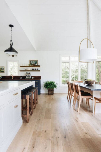 Cucina bianca e legno su open space