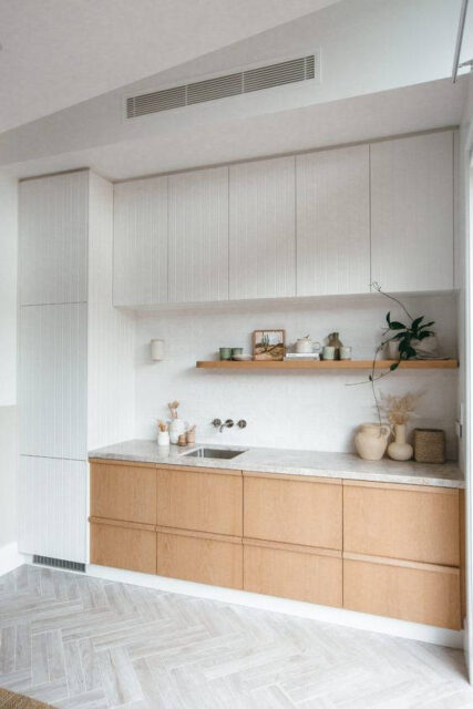 Cucina moderna con legno chiaro