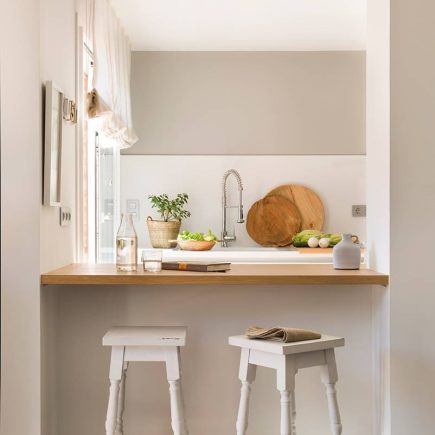 Cucina bianca e legno