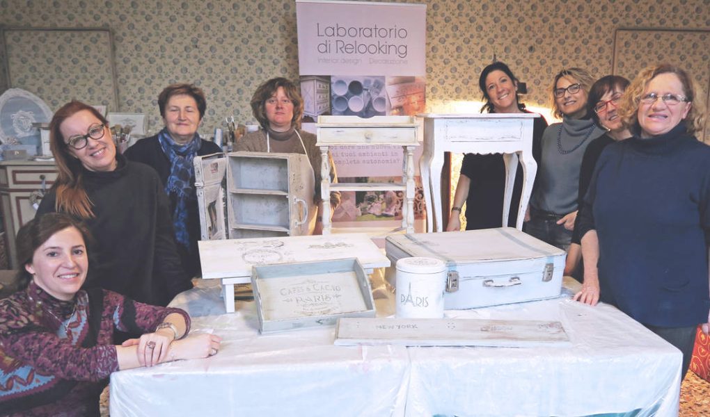 Workshop di recupero mobile in stile shabby chic e trasferimento d'immagine