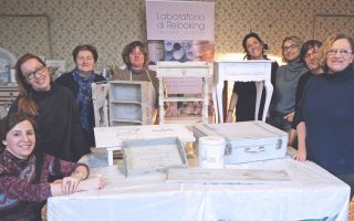 Workshop di recupero mobile in stile shabby chic e trasferimento d'immagine