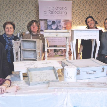 Workshop di recupero mobile in stile shabby chic e trasferimento d'immagine