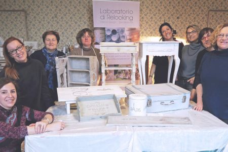 Workshop di recupero mobile in stile shabby chic e trasferimento d'immagine