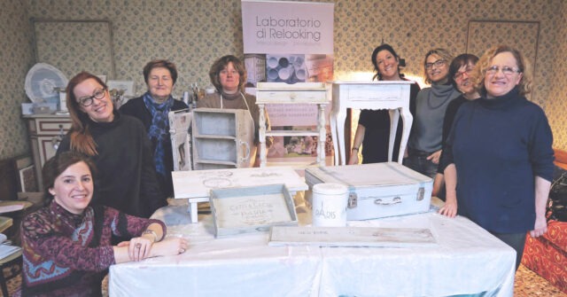 Workshop di recupero mobile in stile shabby chic e trasferimento d'immagine