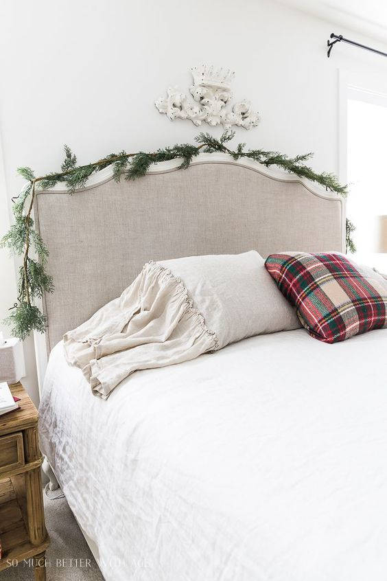 Atmosfera natalizia accogliente e raffinata per la camera da letto