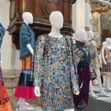 Pezzi unici dall'arte della ceramica, della moda e dei motori in mostra a Modena
