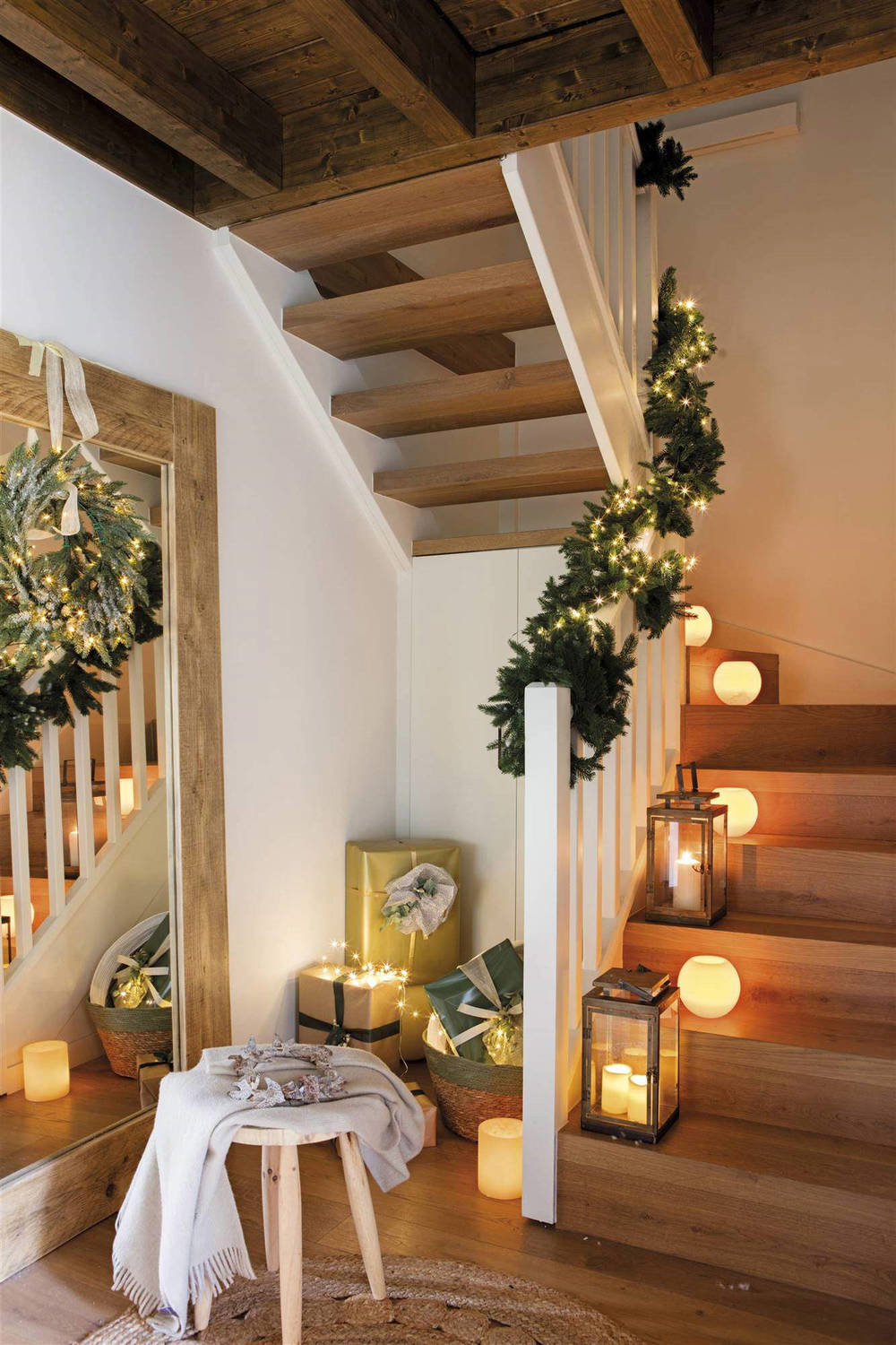 Ingresso di casa decorato con pacchetti e lanterne natalizie con luci a LED 