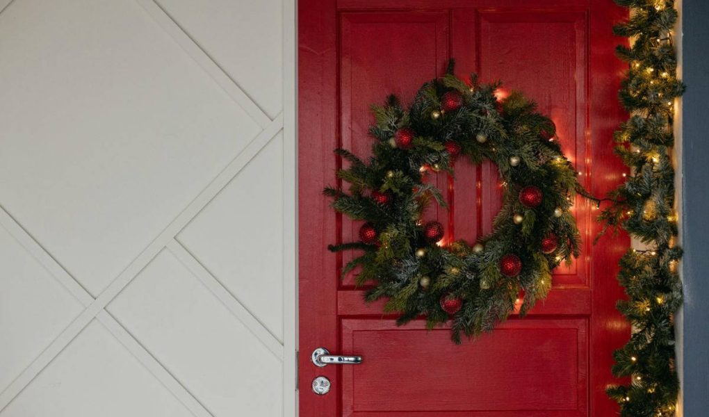 Ghirlanda natalizia in stile naturale appesa all’ingresso di casa