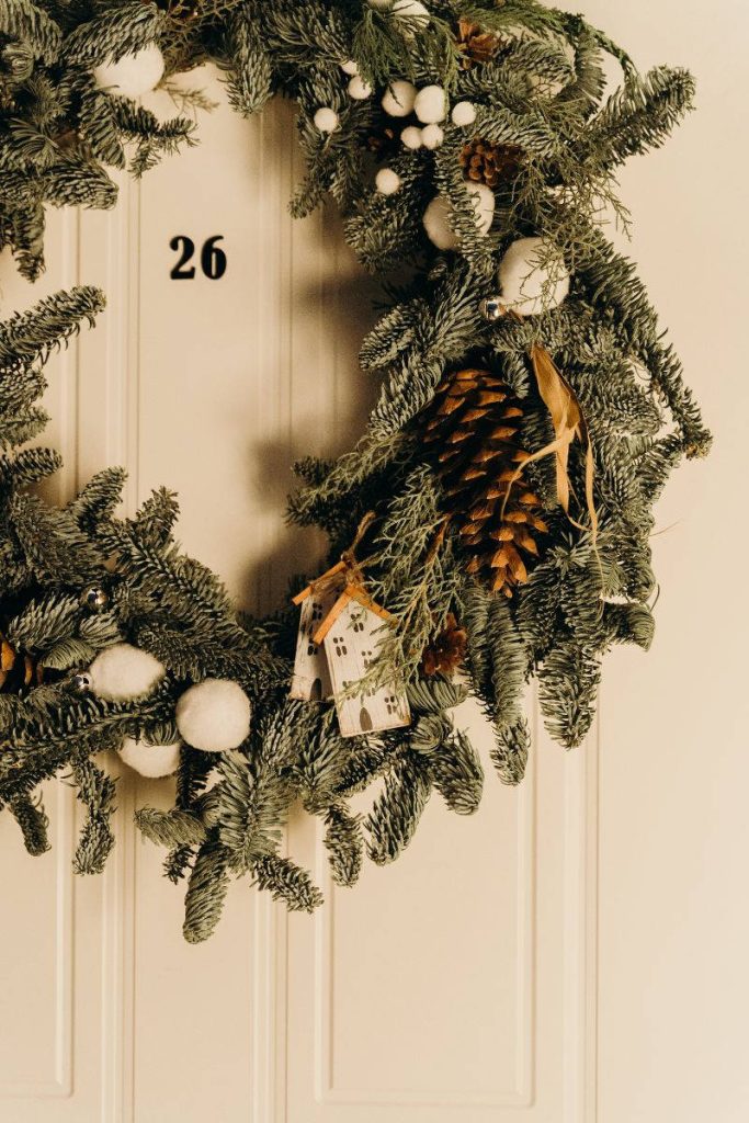 Ghirlanda natalizia  appesa alla porta d’ingresso esterna