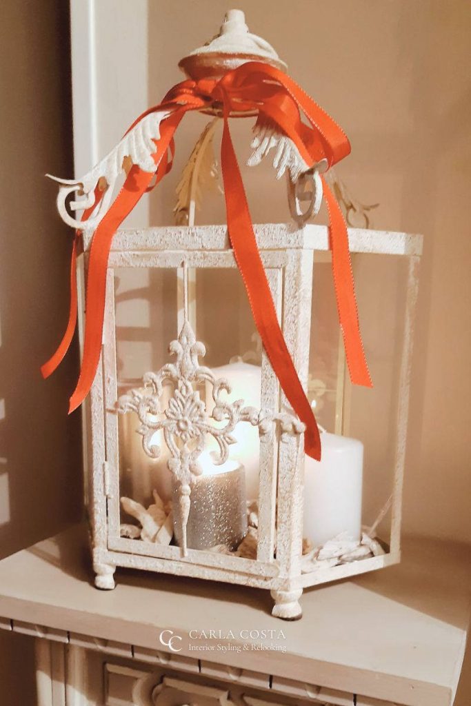 Lanterne natalizie con luci a LED nell’ingresso di casa