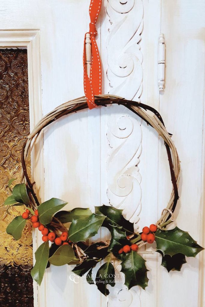 Ghirlanda natalizia in stile naturale appesa all’ingresso di casa