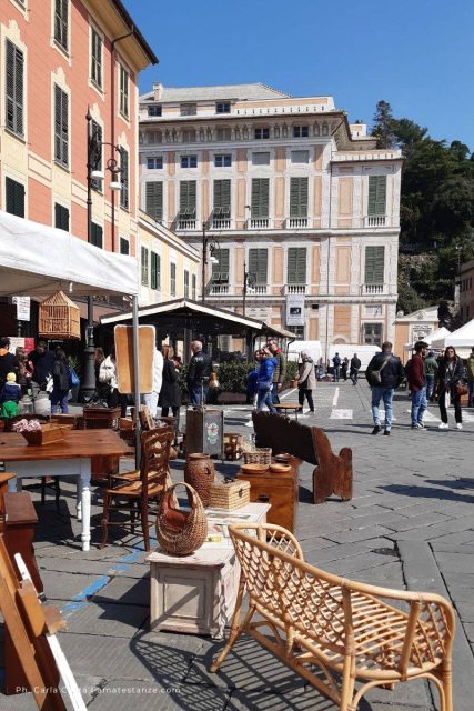 Il mercatino dell'antiquariato in piazza Matteotti con Palazzo Rocca sullo sfondo