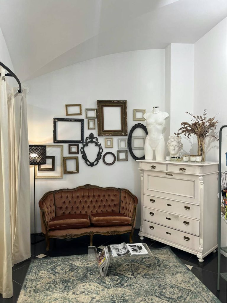 Decorare parete di casa con cornici vuote