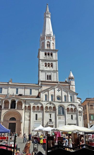 Duomo di Modena in piazza Grande