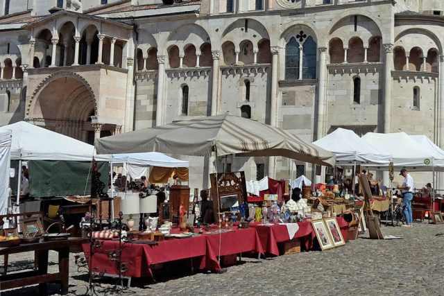 Tesori vintage al mercatino antiquariato a Modena