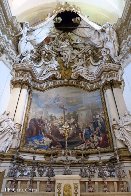 Il monumentale altare barocco della chiesa di San Carlo a Modena
