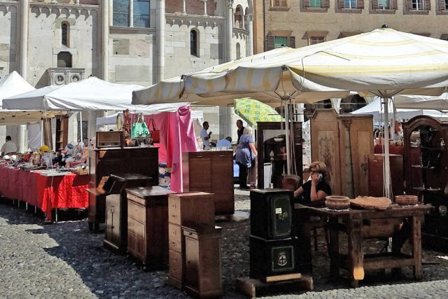 Mobili antichi a L'Antico in Piazza Grande a Modena