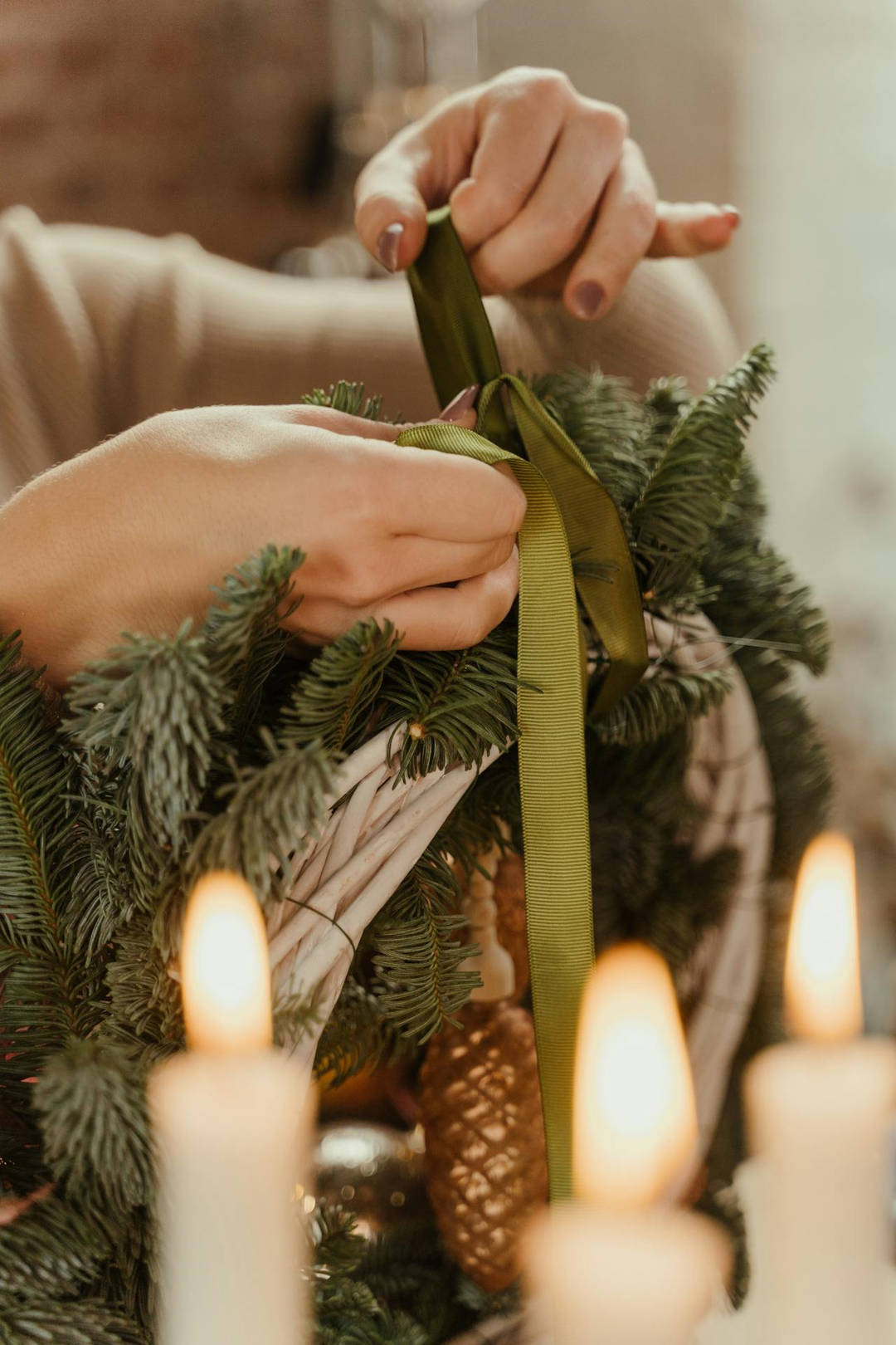Centrotavola natalizio con materiali naturali per la guida completa alla tavola di Natale