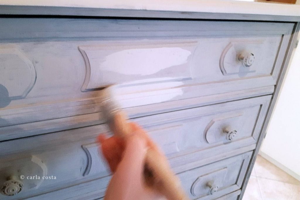 Corso restyling del mobile Carla Costa - Stesura della seconda mano di pittura