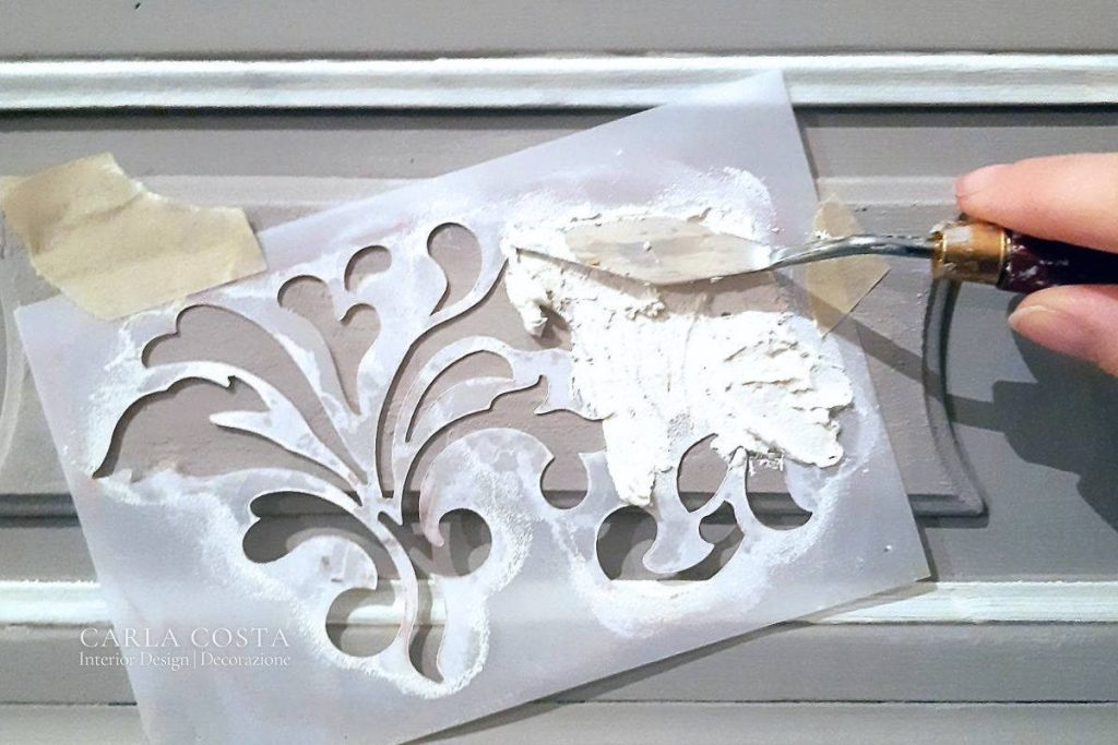 Corso restyling del mobile - Realizzazione dello stencil a rilievo sui cassetti