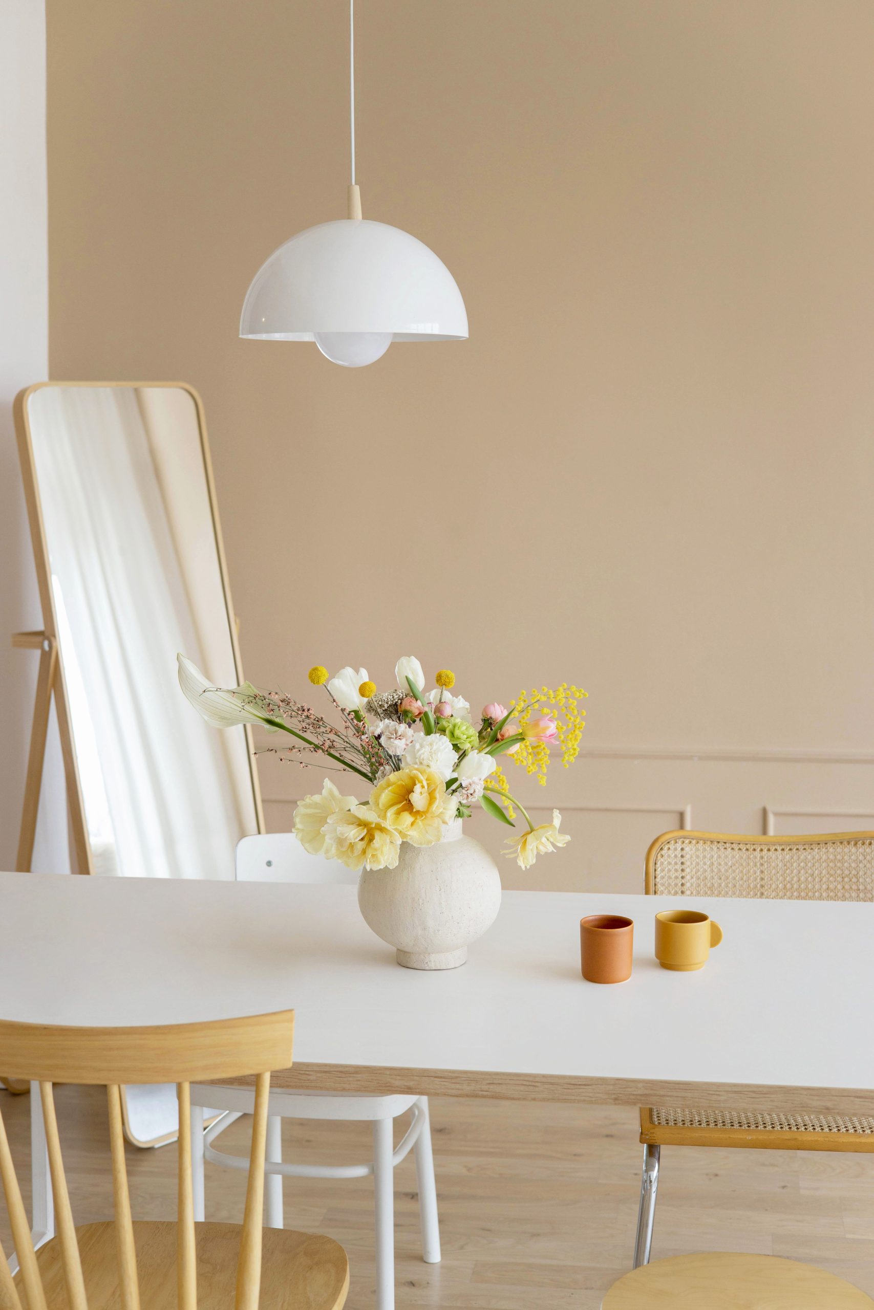angolo decorativo estivo con colori sorbetto e accessori leggeri per rinfrescare casa