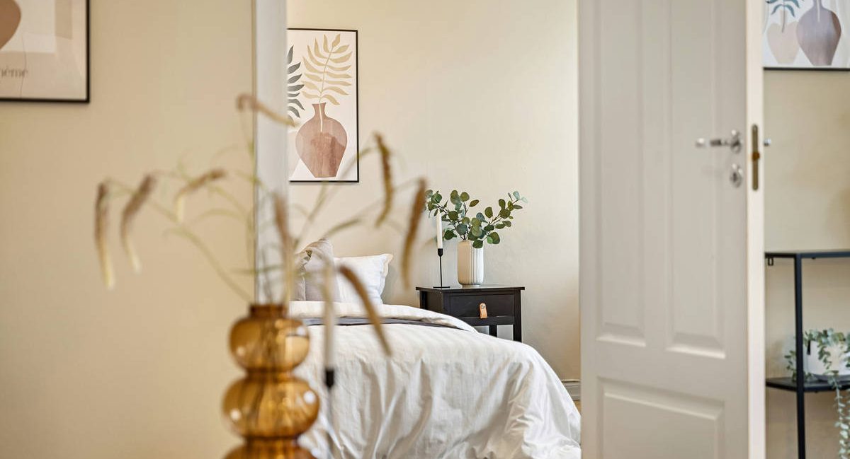 camera da letto fresca e luminosa con tessili in lino e tende bianche d'estate