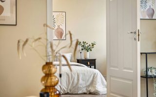 camera da letto fresca e luminosa con tessili in lino e tende bianche d'estate